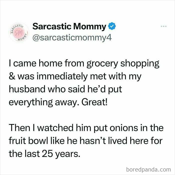 Tweet by Sarcastic Mommy humorously describing a parenting moment with groceries and onions in the fruit bowl.