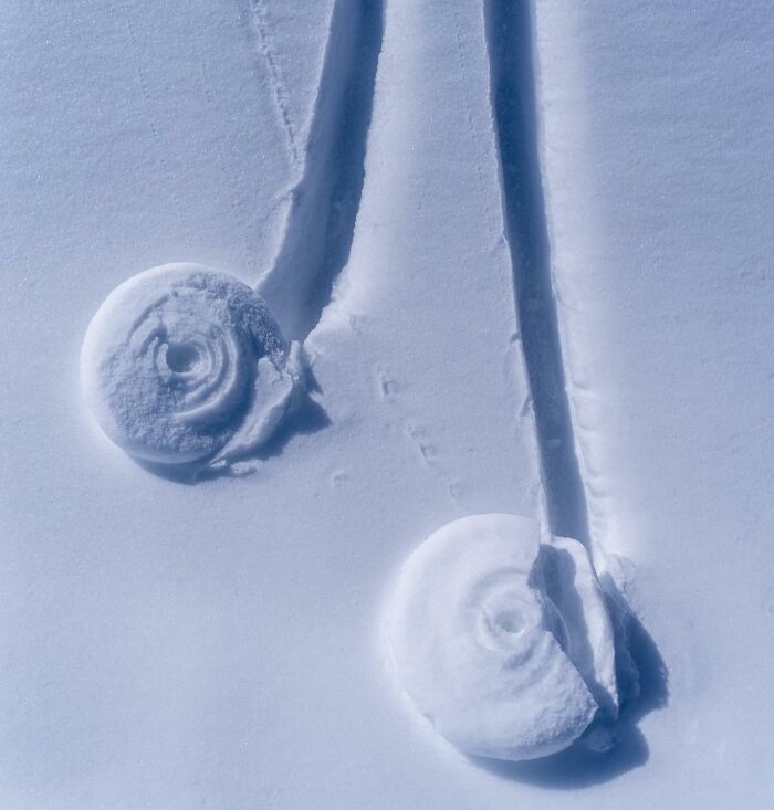 Formas circulares de nieve en un paisaje invernal, capturadas sin percibir su posible peligro.