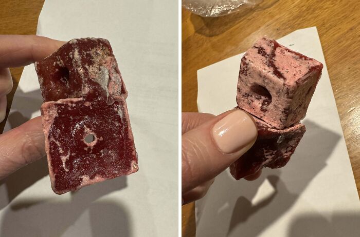 Cubos congelados sostenidos por una mano, mostrando desgastes y formaciones inusuales.