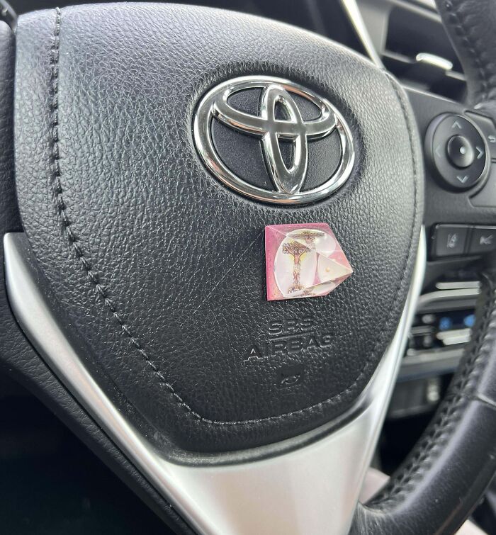Foto de un volante de coche con un pequeño imán, sin notar el peligro implícito.
