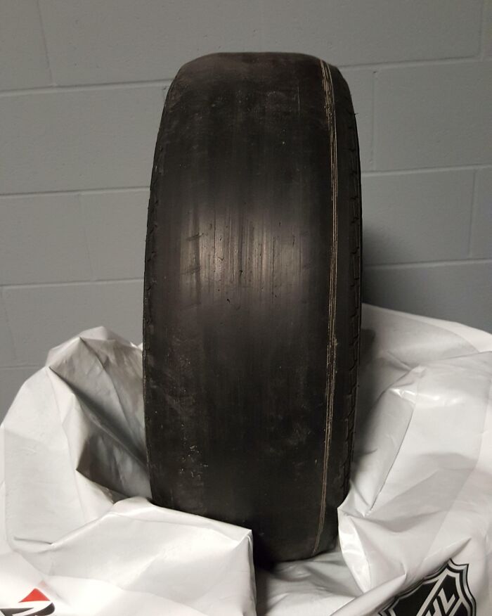 Neumático desgastado sin dibujo, mostrando peligro por falta de tracción.