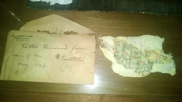 Carta antigua y tejido con tatuaje removido encontrados tras mudarse a casa nueva, causando miedo y sorpresa.