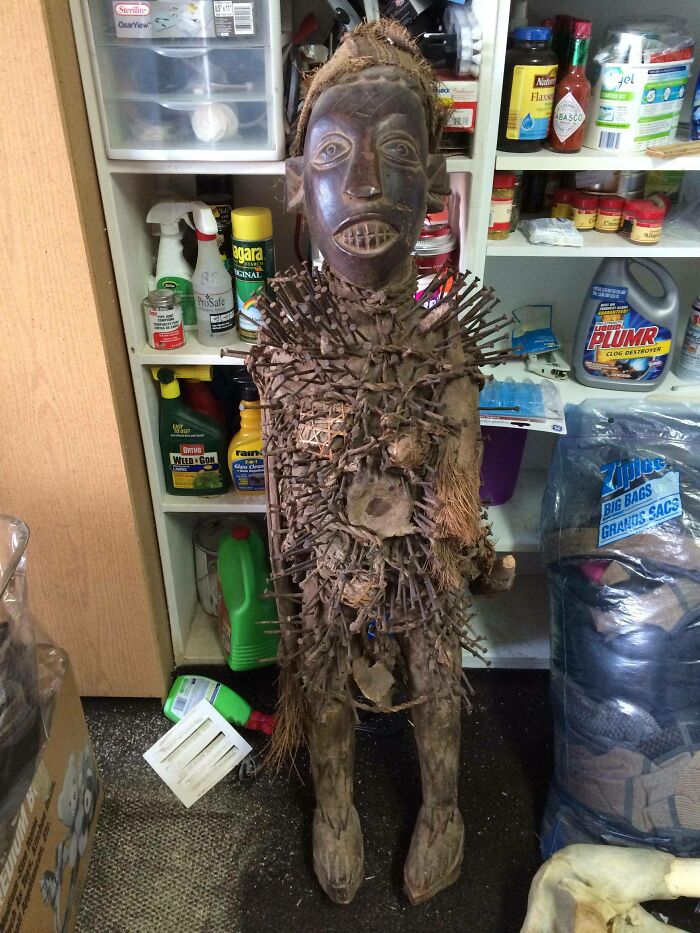 Figura de madera con clavos en casa nueva que causó sorpresa y miedo a las personas tras mudarse.