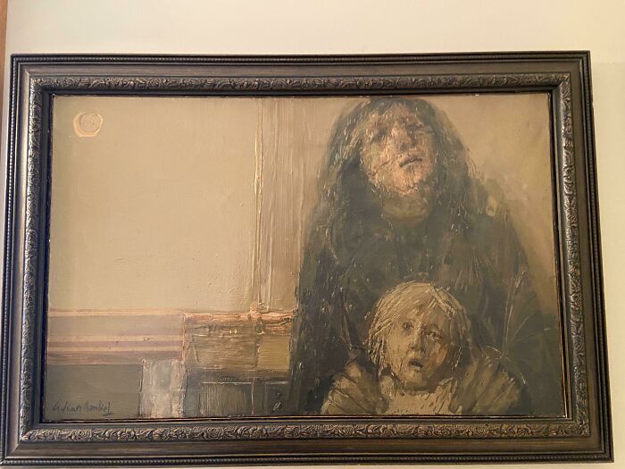 Cuadro oscuro en pared mostrando figuras humanas con expresión asustada, relacionado con personas asustadas tras mudanza.