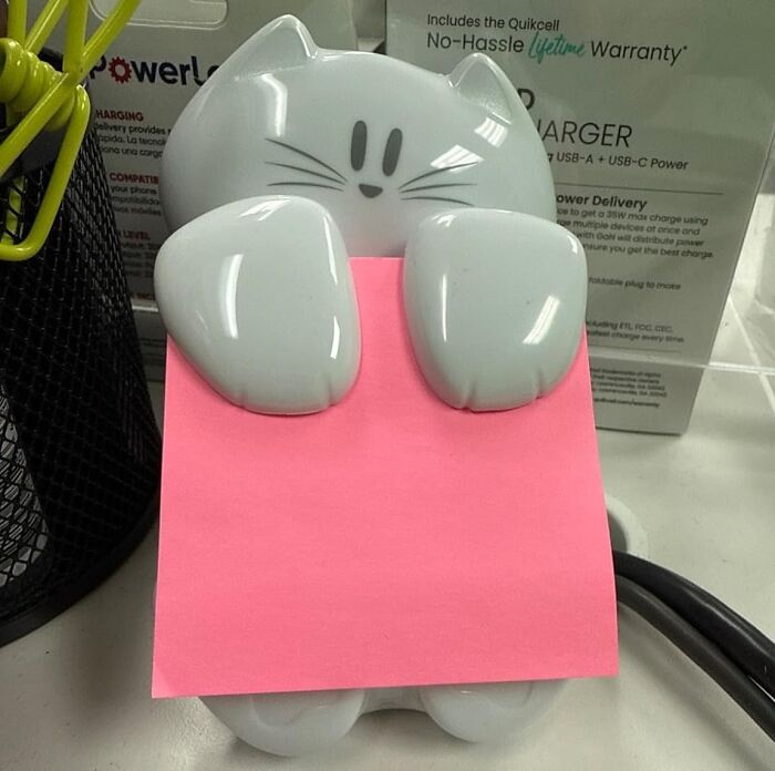 Cat-shaped note holder with pink sticky note, an effective work supply to enhance your Monday productivity.