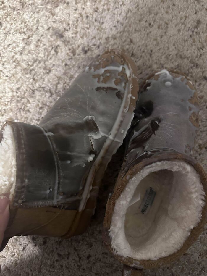Damaged winter boots with peeling material, shared online by an angry user.