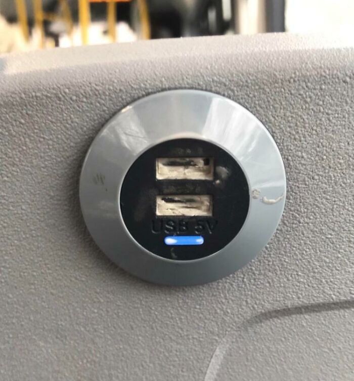 USB port with missing etiquette, poorly maintained and dirty.