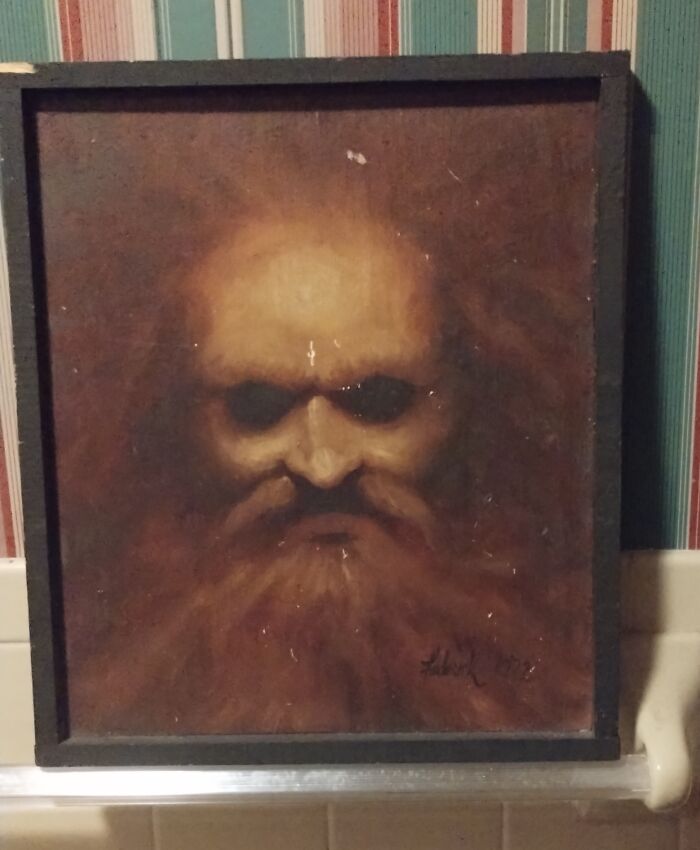 Retrato oscuro y aterrador de rostro con barba, reflejando miedo tras mudanza a casa nueva con sorpresa inesperada.