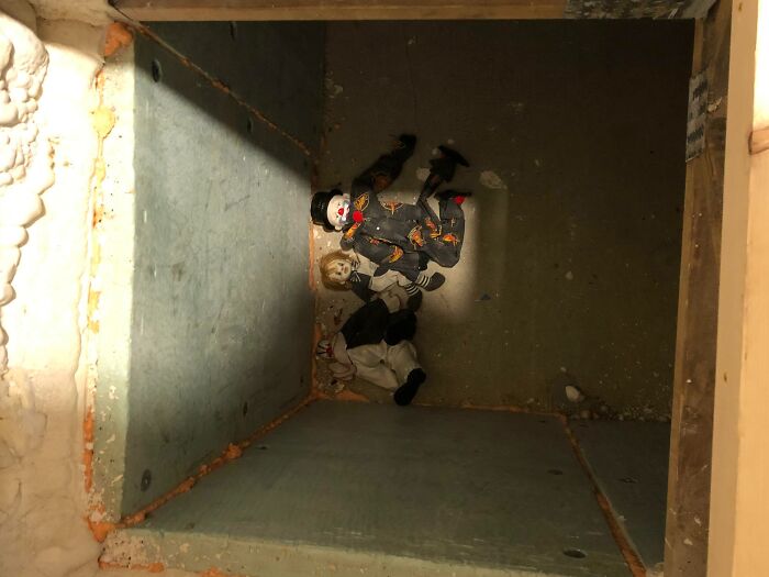 Muñecos antiguos encontrados en casa nueva causando miedo a las personas tras descubrir la sorpresa oculta.