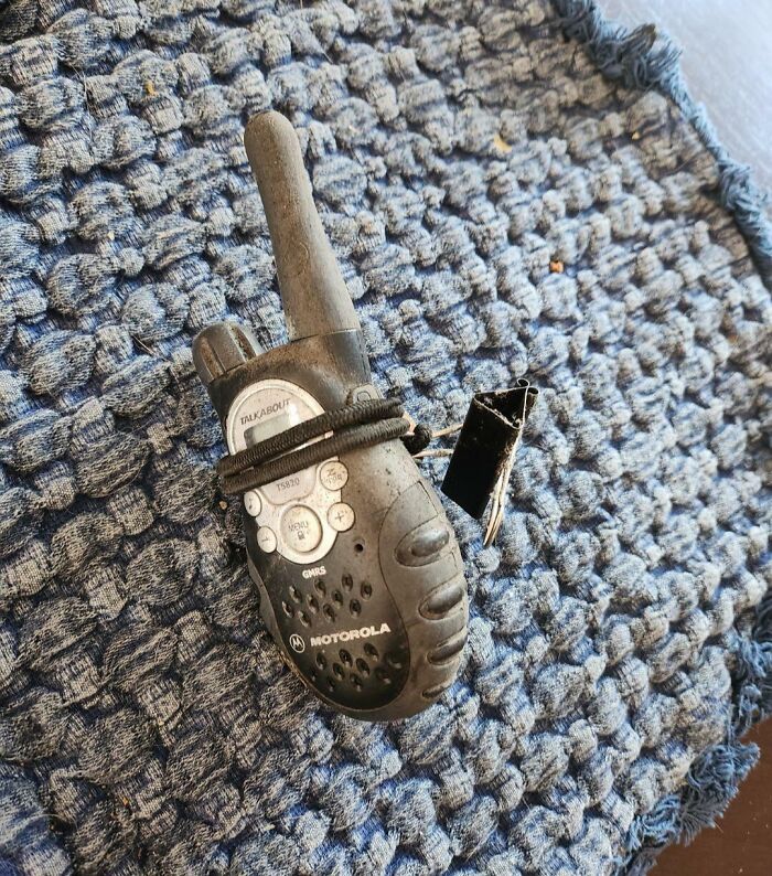 Radio Motorola vieja y sucia encontrada tras mudanza, causando miedo y sorpresa en personas que se mudaron a casa nueva.