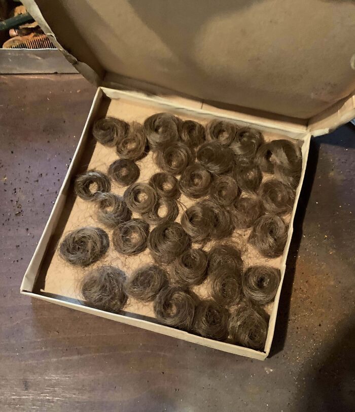 Cajas con mechones de cabello enrollados encontrados en casa nueva que causaron miedo a personas tras mudarse.