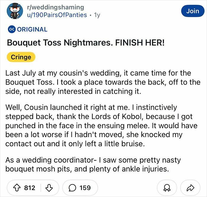 Text from a wedding forum post describing a chaotic bouquet toss incident at a wedding.