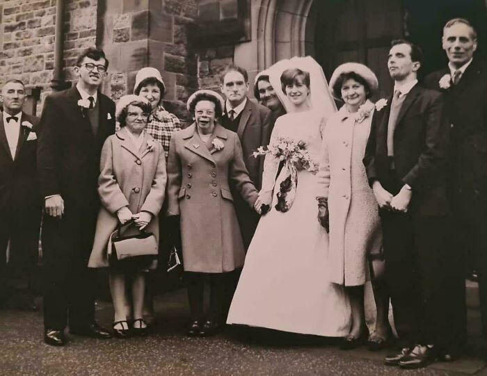 Grupo de personas en una boda hace décadas, mostrando la elocuencia histórica en fotos que superan titulares actuales.