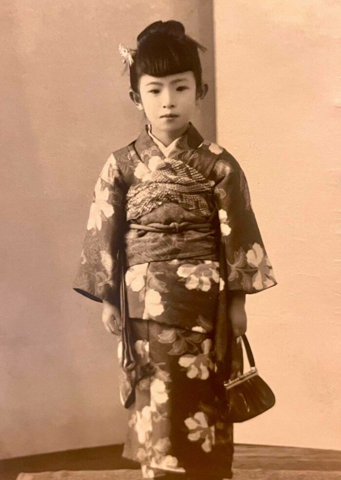 Niña con vestido tradicional japonés en foto antigua en blanco y negro, representando imágenes más elocuentes de décadas pasadas.