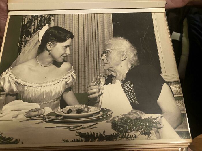 Mujer joven y mujer mayor conversando en la mesa, foto de hace décadas que sigue siendo elocuente sin palabras.