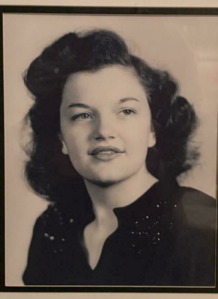 Retrato en blanco y negro de mujer joven con peinado vintage, evocando fotos de hace décadas más elocuentes que titulares actuales.