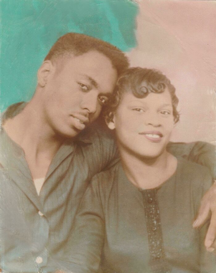 Pareja afroamericana de décadas pasadas posando juntos en una fotografía histórica que refleja momentos elocuentes del pasado.