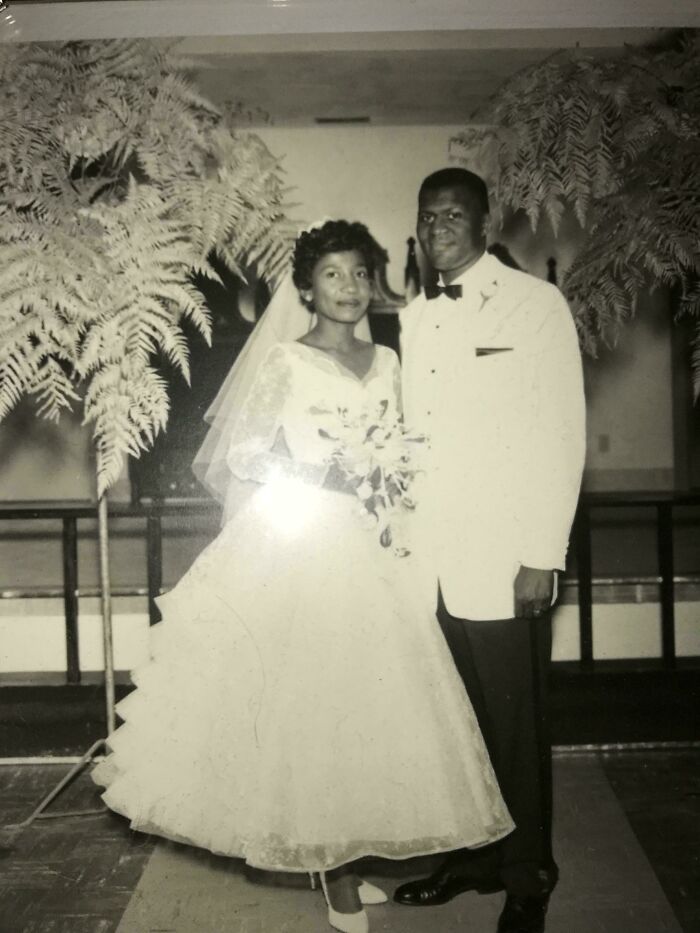 Pareja de recién casados en foto vintage en blanco y negro, ejemplo de fotos de hace décadas con gran valor emocional.