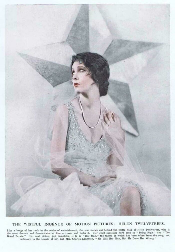 Mujer de época con vestido brillante y collar de perlas posando frente a una estrella vintage en fotos de hace décadas.