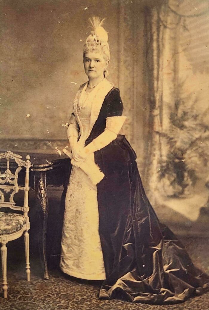 Mujer elegante de hace décadas posando en un retrato antiguo, ejemplo de fotos elocuentes de épocas pasadas.