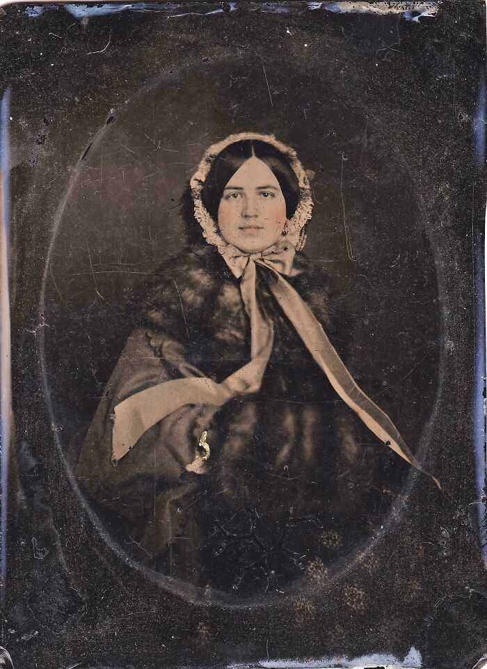 Retrato antiguo de mujer con vestido y mantilla, destacando el valor de fotos de hace décadas más elocuentes que titulares actuales.