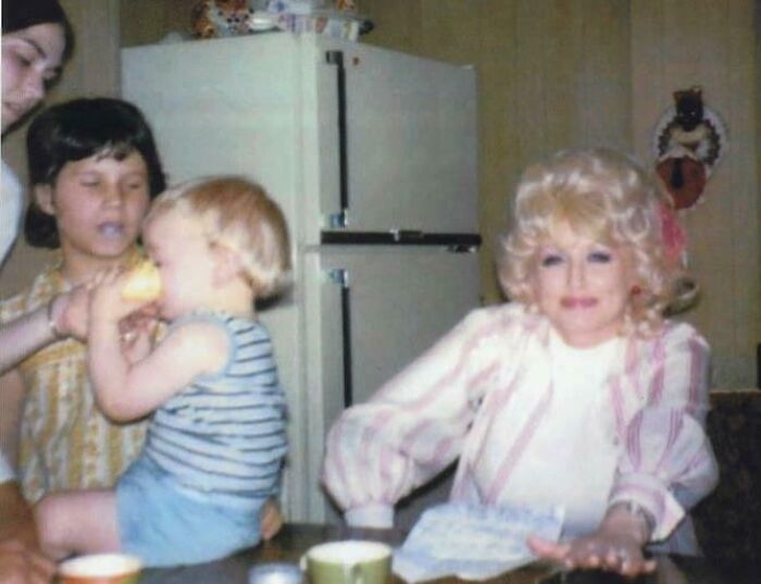 Niños y mujer mayor en cocina vintage, foto antigua que refleja momentos de hace décadas más elocuentes que titulares actuales.