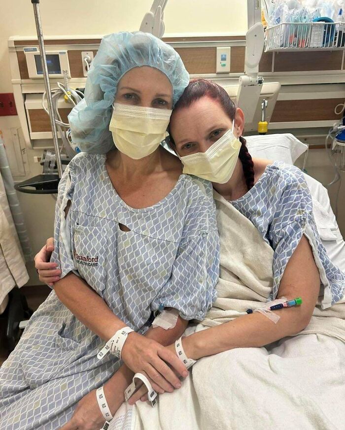 Dos pacientes en hospital con batas y mascarillas, mostrando momentos positivos y conmovedores que recobran la fe en la humanidad.