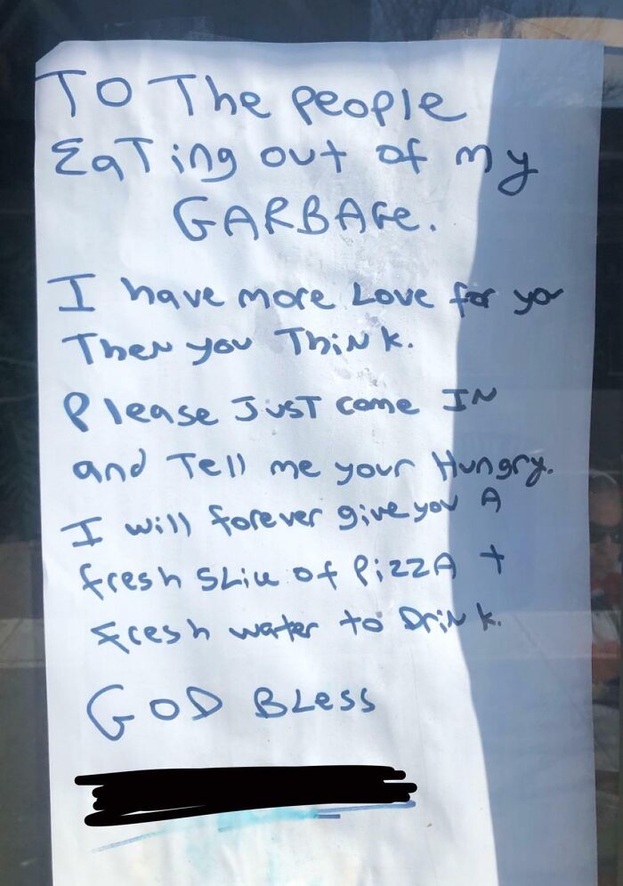 Nota manuscrita ofreciendo pizza y agua fresca a personas hambrientas, un momento positivo y conmovedor para recobrar la fe en humanidad.