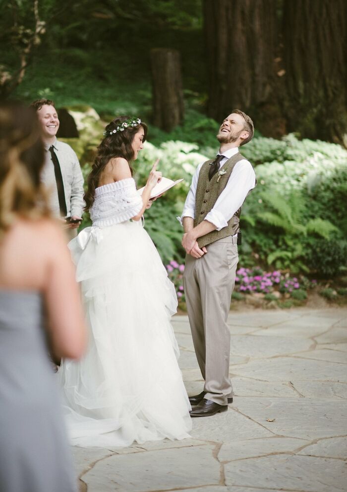 Pareja riendo en ceremonia de boda al aire libre, capturando momentos positivos y conmovedores para recobrar la fe en la humanidad.