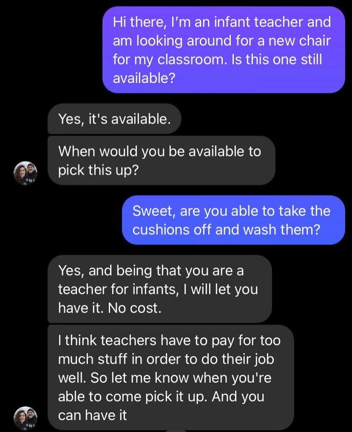 Text message conversation showing uplifting moment where a chair is offered free to an infant teacher for classroom use.