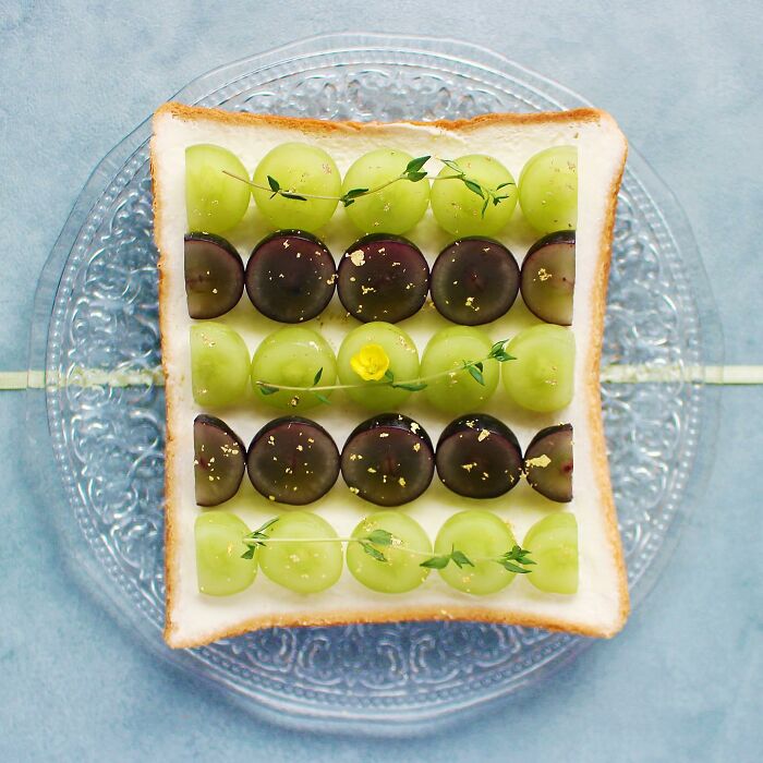 Creative toast design by Japanese artist featuring patterned grapes on a slice of bread.