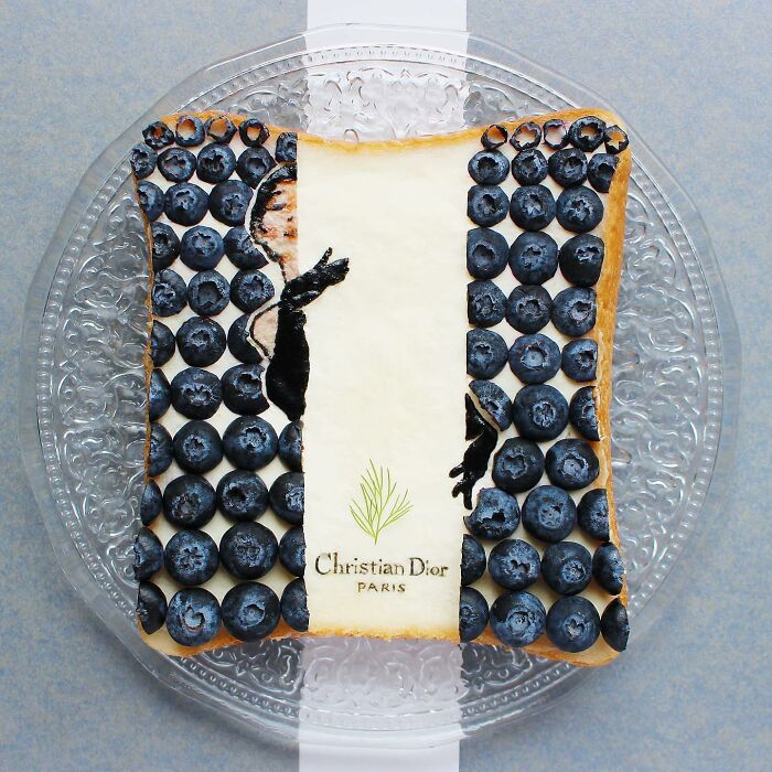 Creative toast design with blueberries and artistic details by Japanese artist.