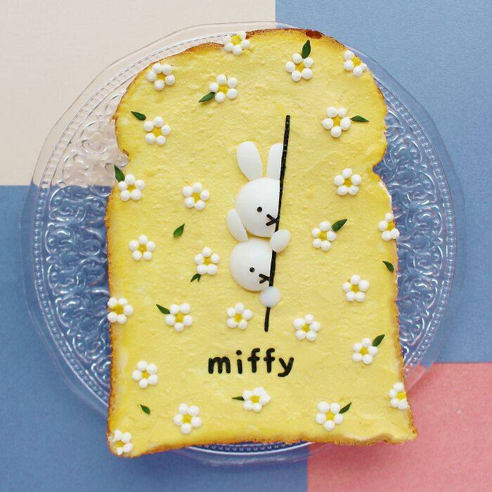 Creative toast design with cute bunnies and flowers by Japanese artist.