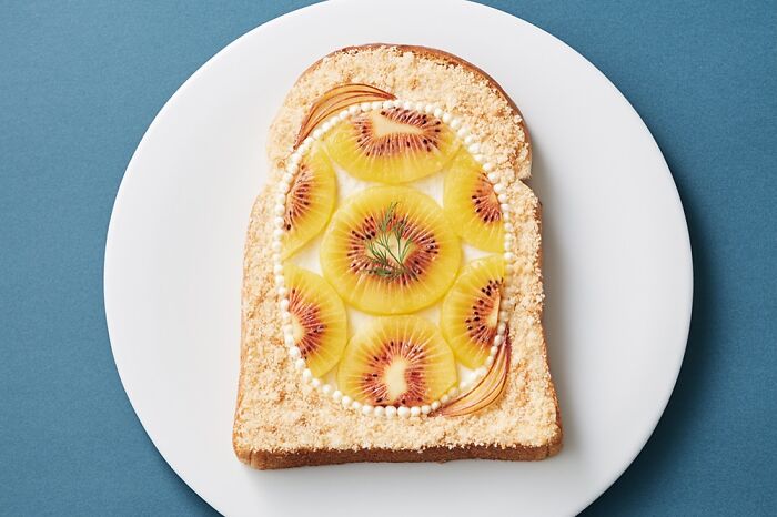 Creative toast design featuring kiwi slices on toasted bread by Japanese artist.