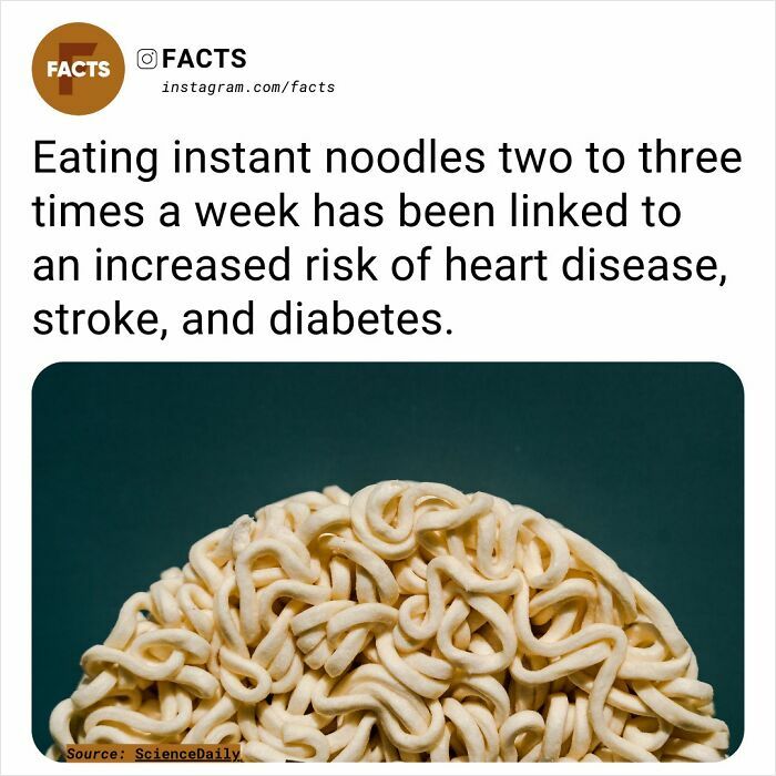 Instant noodles with a health risk warning about heart disease, stroke, and diabetes linked to frequent consumption.