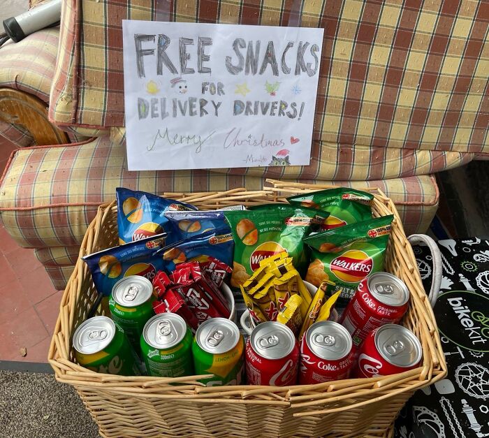 Cesta con snacks y bebidas gratis para repartidores, un momento positivo y conmovedor que recobra la fe en la humanidad.