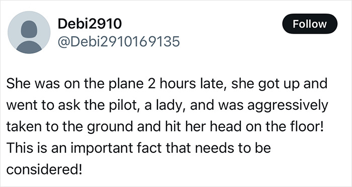 Screenshot of a tweet describing a passenger aggressively trying to storm the cockpit after a flight delay and being tackled by crew.