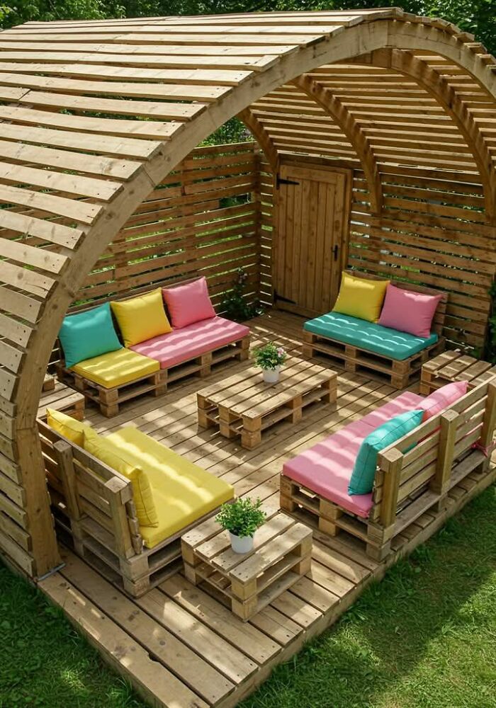 Zona de descanso al aire libre con muebles y estructura de madera, demostrando habilidades con la madera creativas.