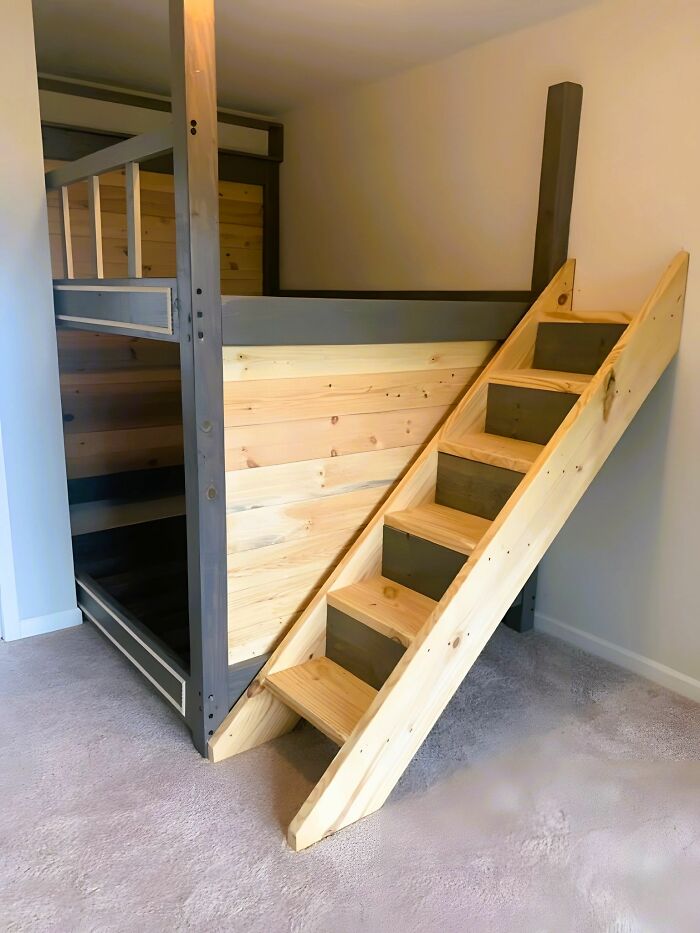 Cama tipo litera con escaleras de madera mostrando habilidades y proyectos creativos con madera.