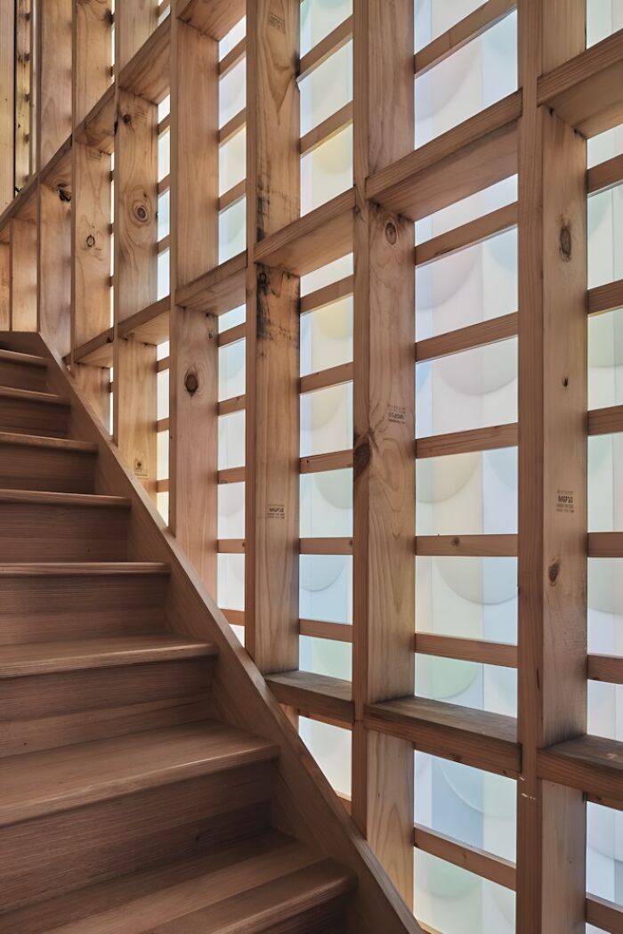 Escalera de madera con diseño moderno que destaca habilidades en proyectos con madera y detalles arquitectónicos únicos.