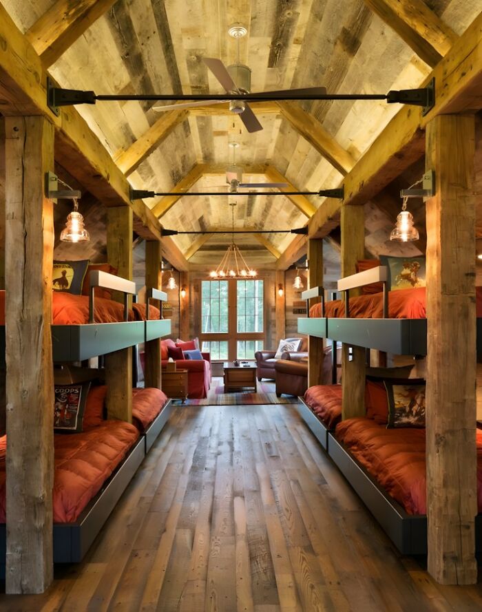 Dormitorio rústico con literas de madera y proyecto que muestra habilidades con la madera en diseño interior.