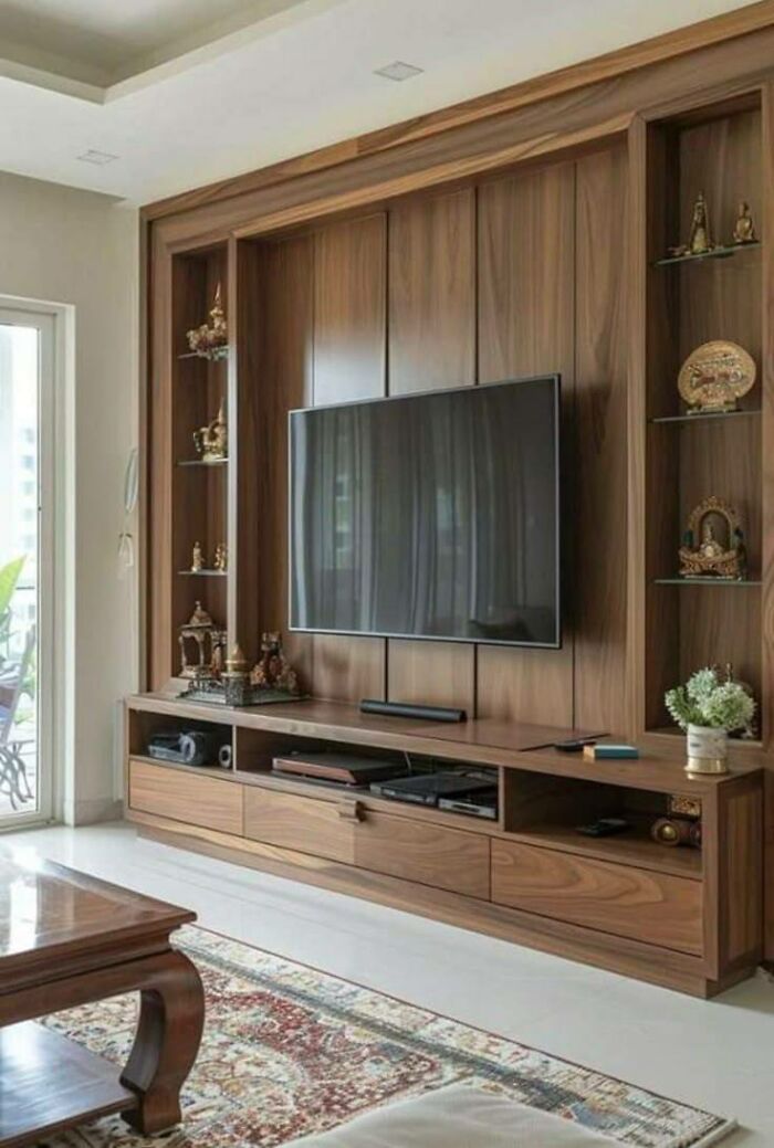 Mueble de madera elegante para sala con espacio para televisor y decoración que muestra habilidades con la madera.