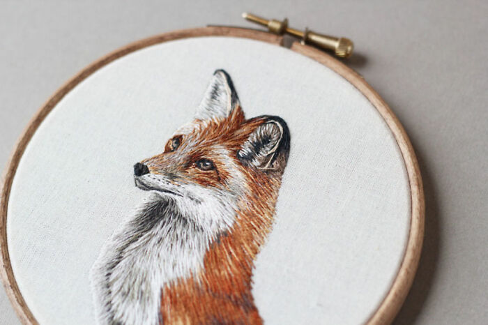 Embroidery work of a fox in a wooden hoop showcased by the Bored Panda community.
