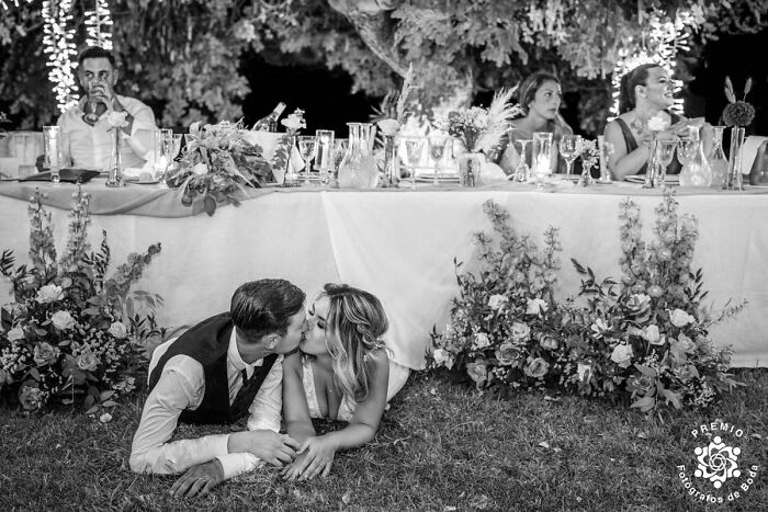 Couple kissing on grass at wedding banquet, captured at 2025 Premios FDB Awards.