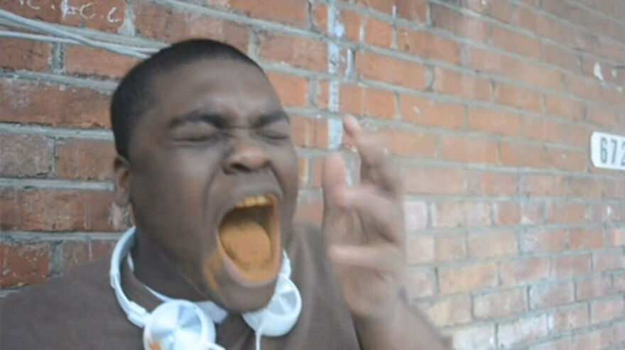 Cinnamon sticks and powder on a beige background highlighting viral trends in spices.