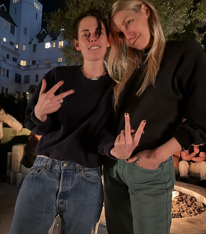 "Prettier In Her Twilight Days": Fans React To Kristen Stewart's Style At Her Wedding With Girlfriend