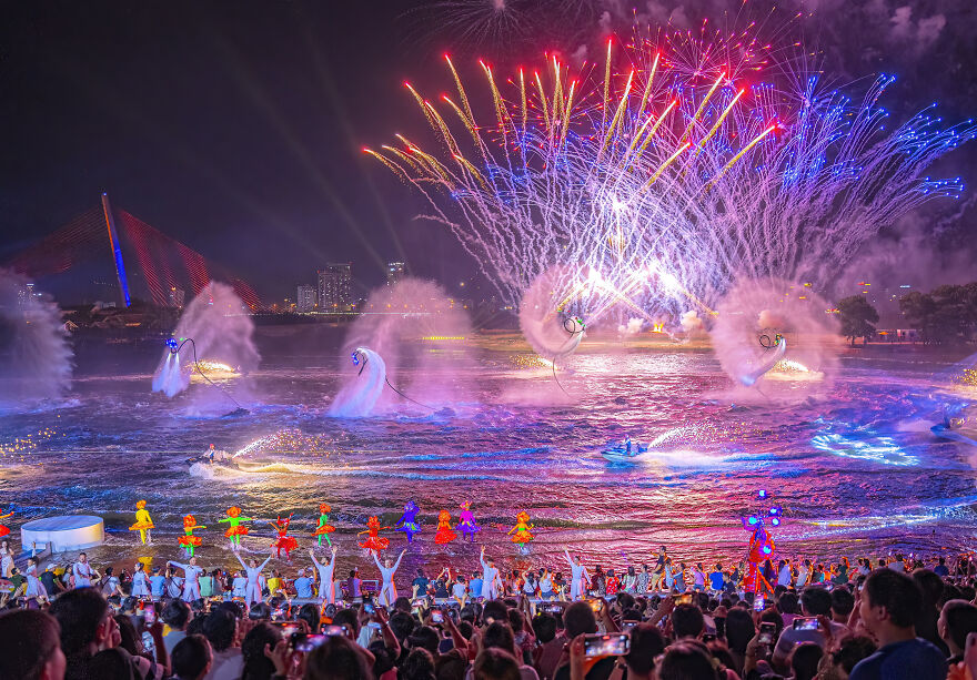 What&rsquo;s Going On In Cat Ba Island (Vietnam)? When The Ocean Lights Up With Just A Touch Of Hand