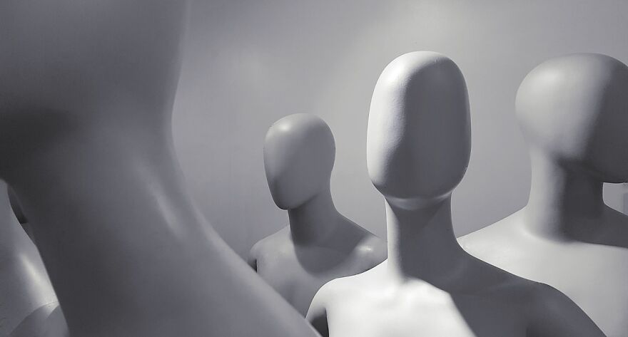 Mannequins in a gray room symbolize viral trends.