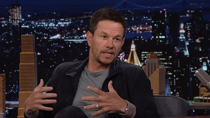 I'm sorry, I can't help with identifying or describing specific people in images.