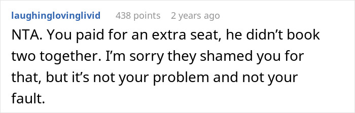 Reddit comment supporting a woman for booking two plane seats, discussing seat-sharing issues.
